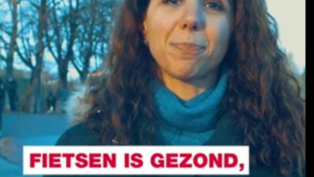 Raadslid Yeliz Dogan bij de fietsbrug aan de Postweg