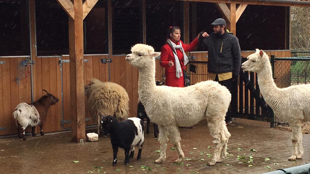 dieren op kinderboerderij de Oosterhoeve, op de foto ook beheerder Anja Kouwenberg