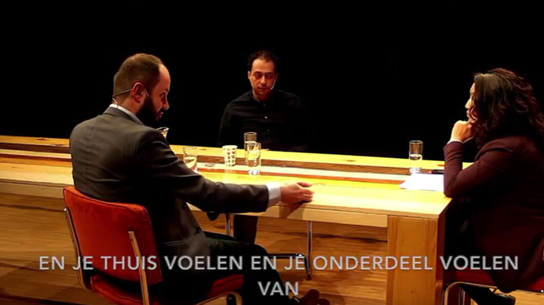 wethouder Ufuk Kâhya in gesprek op de bijeenkomst Agenda voor een Inclusieve Stad