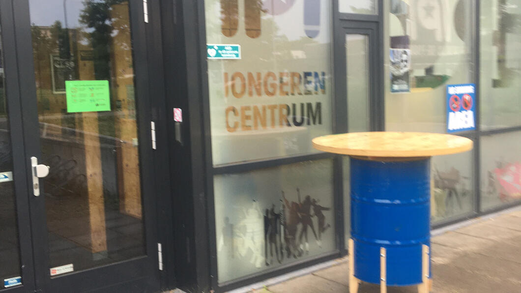 ingang van Jongerencentrum De Poort op Maaspoort