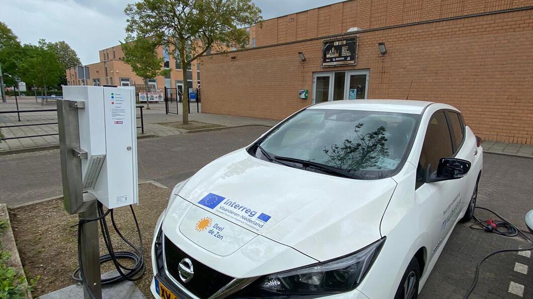 elektrische deelauto aan laadpaal bij Brede Bossche School Kruiskamp