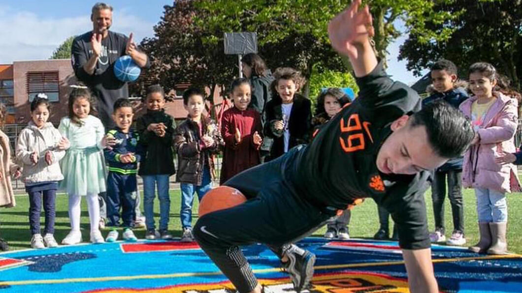 blije kinderen bij de opening van het Gelijke Kansen plein bbs Hambaken
