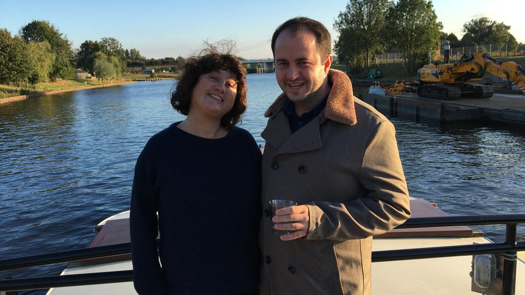 Esther en Ufuk op een boot