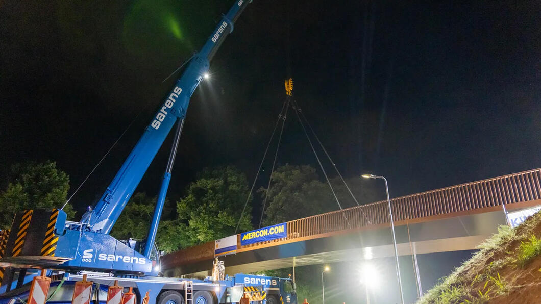 inhijsen fietsbrug over de Postweg