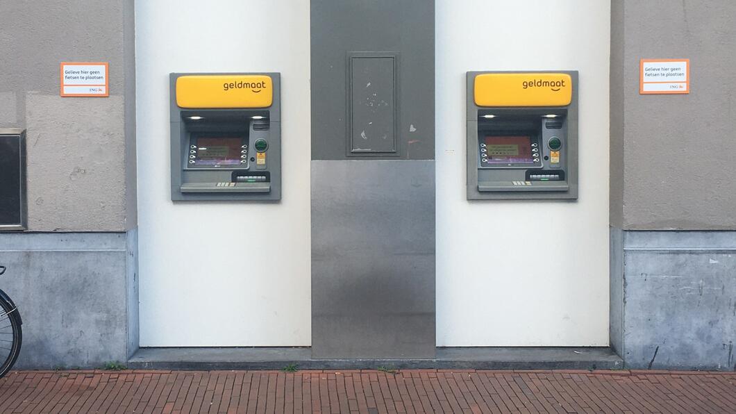 Foto van pinautomaten in de Kerkstraat