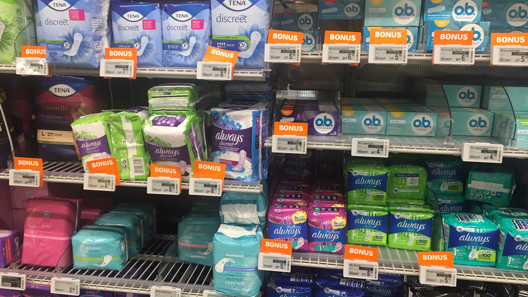 supermarktrek met menstruatieprodukten