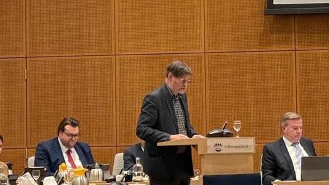 Antoon van Rosmalen levert achter het katheder in de raadzaal de GroenLinksbijdrage bij de begroting 2023