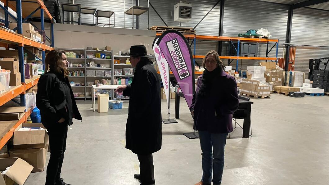 hal bij het kantoor van het Armoedefonds, Nicole en Antoon