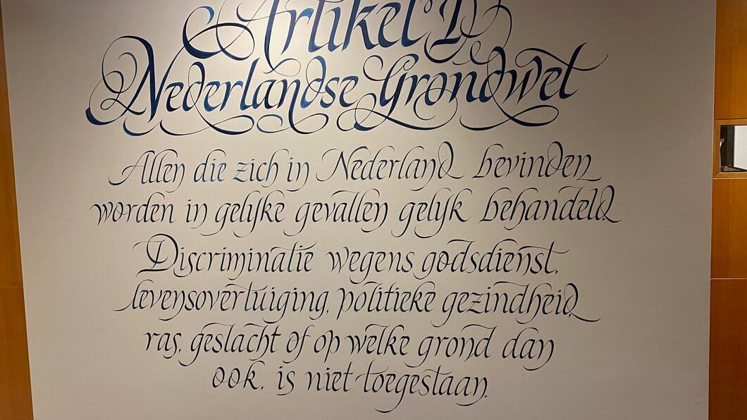 Kalligrafie artikel 1 van de Grondwet op muur Bossche raadszaal