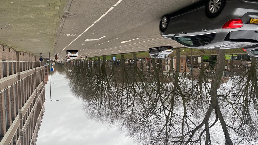 auto's op de weg langs het kanaal tussen Citadellaan en Van Berckelstraat