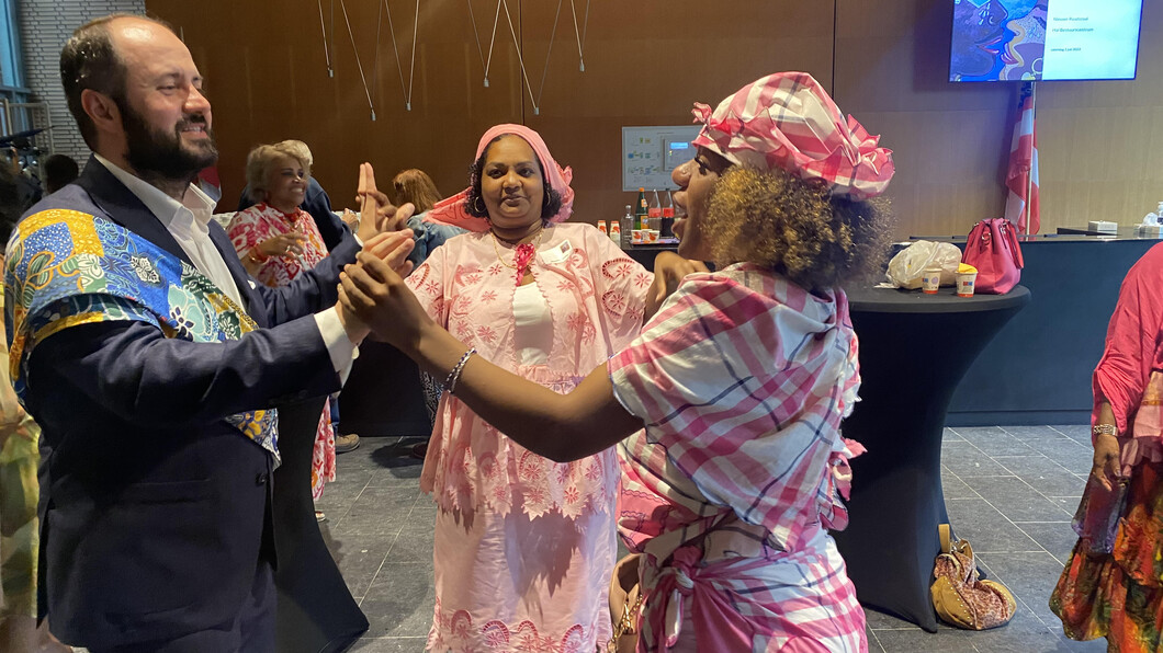 wthouder Ufuk Kâya en deelnemers aan de herdenking dansen samen