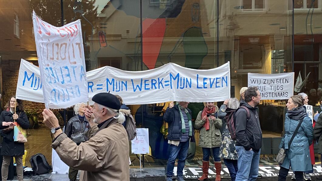 demonstrerende kunsetnaars voor het Bossche Bestuurscentrum