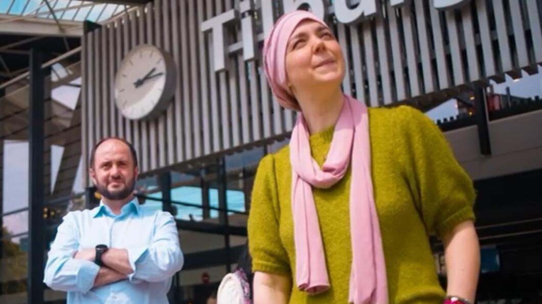 Ufuk Kâhya en Esmah Lalah voor het NS station in Tilburg