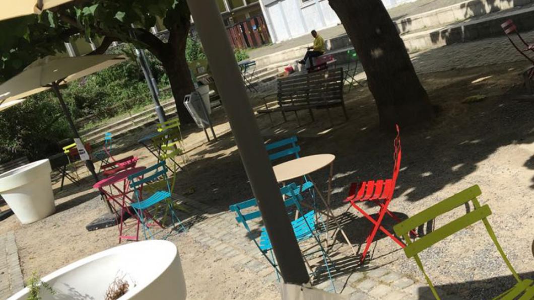 Terras zonder consumptiedwang in het centrum van Luik tegenover café' s.jpg