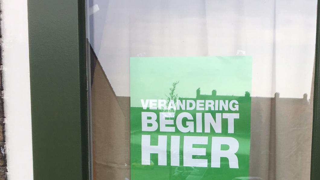 affiche op deur.jpg