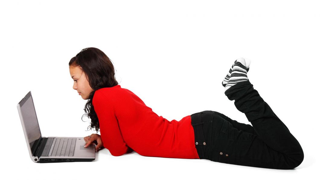 meisje met laptop pixabay april 2020 browsing-15824_1920.jpg