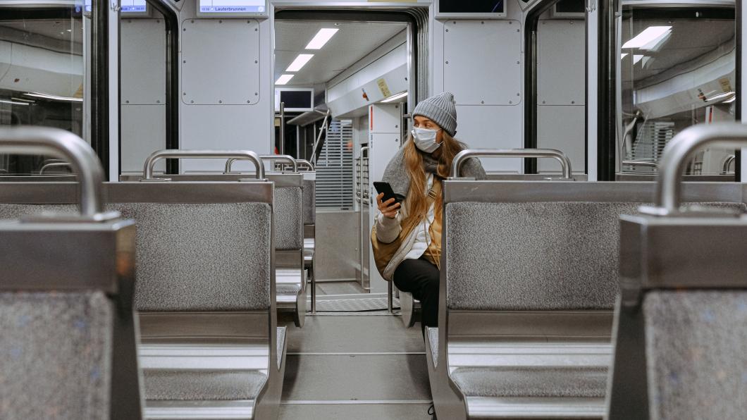 mondkapje website woman-wearing-mask-on-train-3962264 Anna Shvets via Pexels.jpg