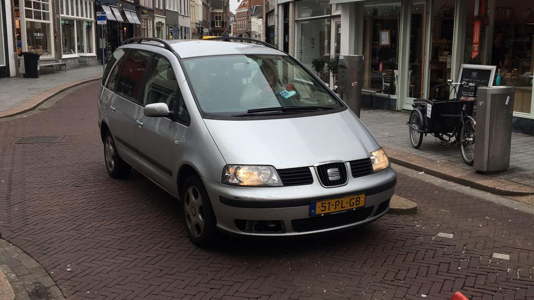 een auto voor de pyramide in de vughterstraat een auto voor de pyramide in de vughterstraat