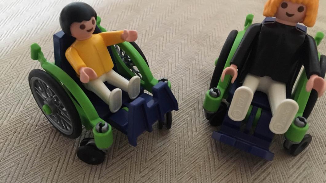 nog eens twee playmobilepoppetjes in rolstoel.jpg