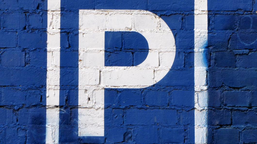 parkeer P op blauwe muur stockfoto.jpg