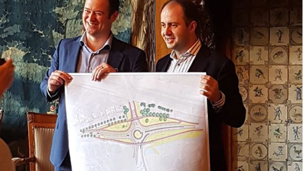Toine van de Ven en Ufuk Kâhya presenteren de plannen presentatie plannen postweg toine van de ven en ufuk kahya juni 2019 webversiue.png