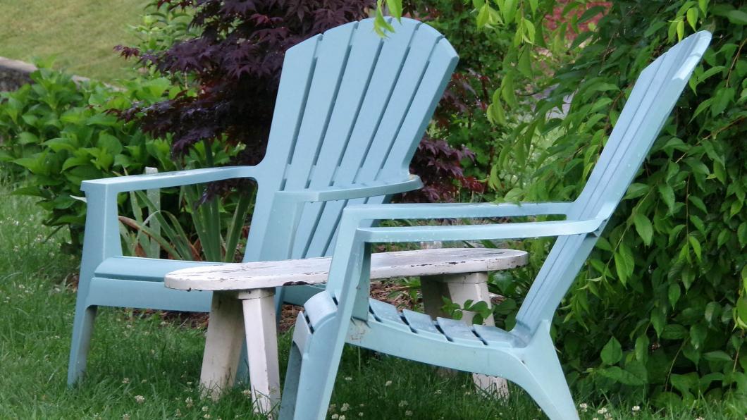 stoelen buiten pixabay adirondack-815507_1920 april 2019.jpg
