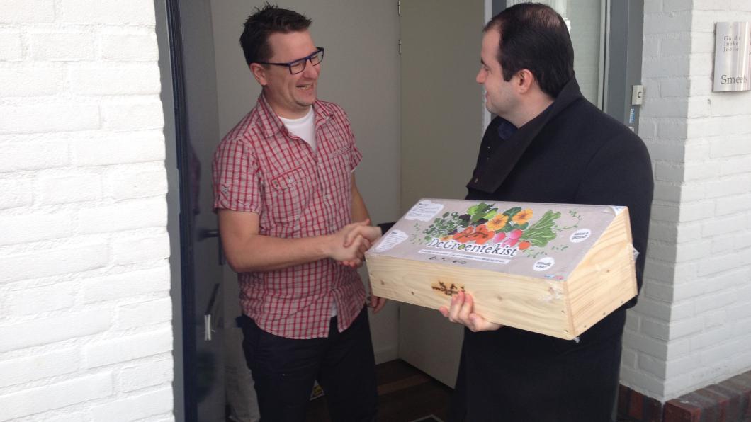 ufuk kâhya en guido smeets 2 groentekist voor 1000ste twittervolger 20 maart 2016.jpg