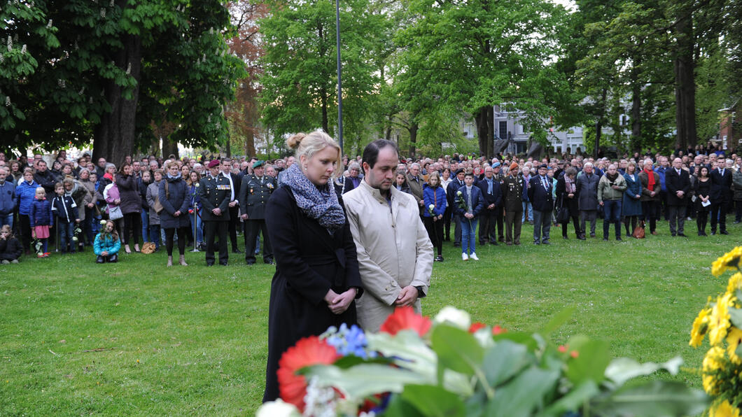 ufuk kâhya en marianne van der sloot dodenherdenking 4 mei 2017 (foto via Jan de Wit).jpg