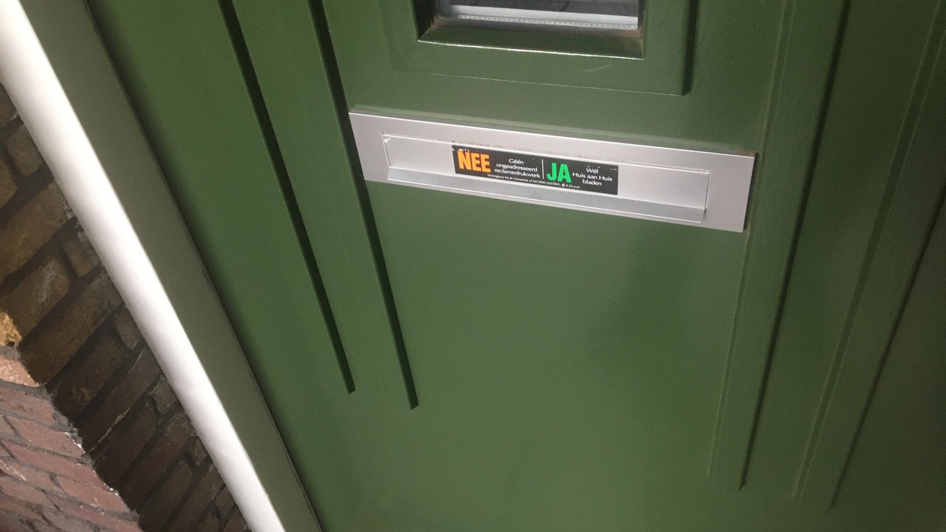 voordeur met brievenbus met ja/nee sticker