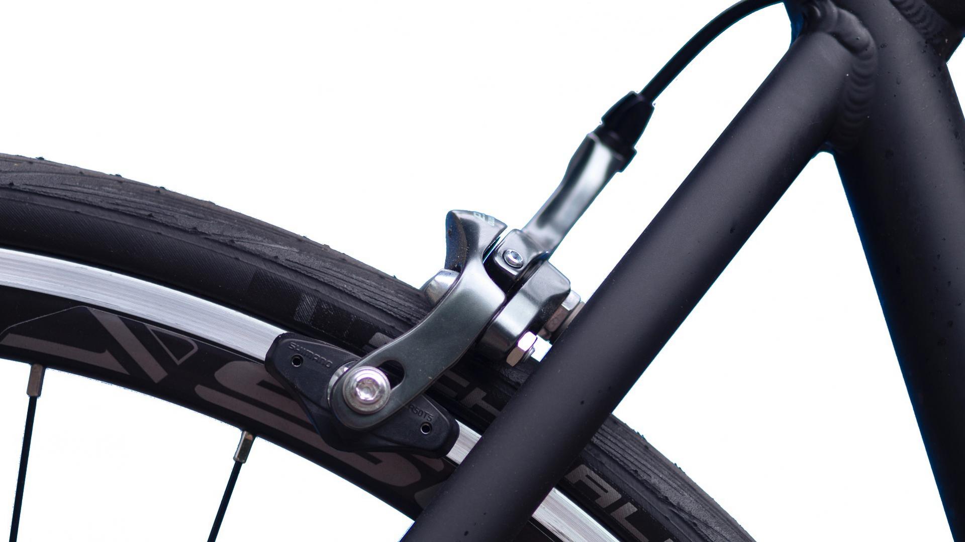 voorwiel van fiets van een fietskoerier