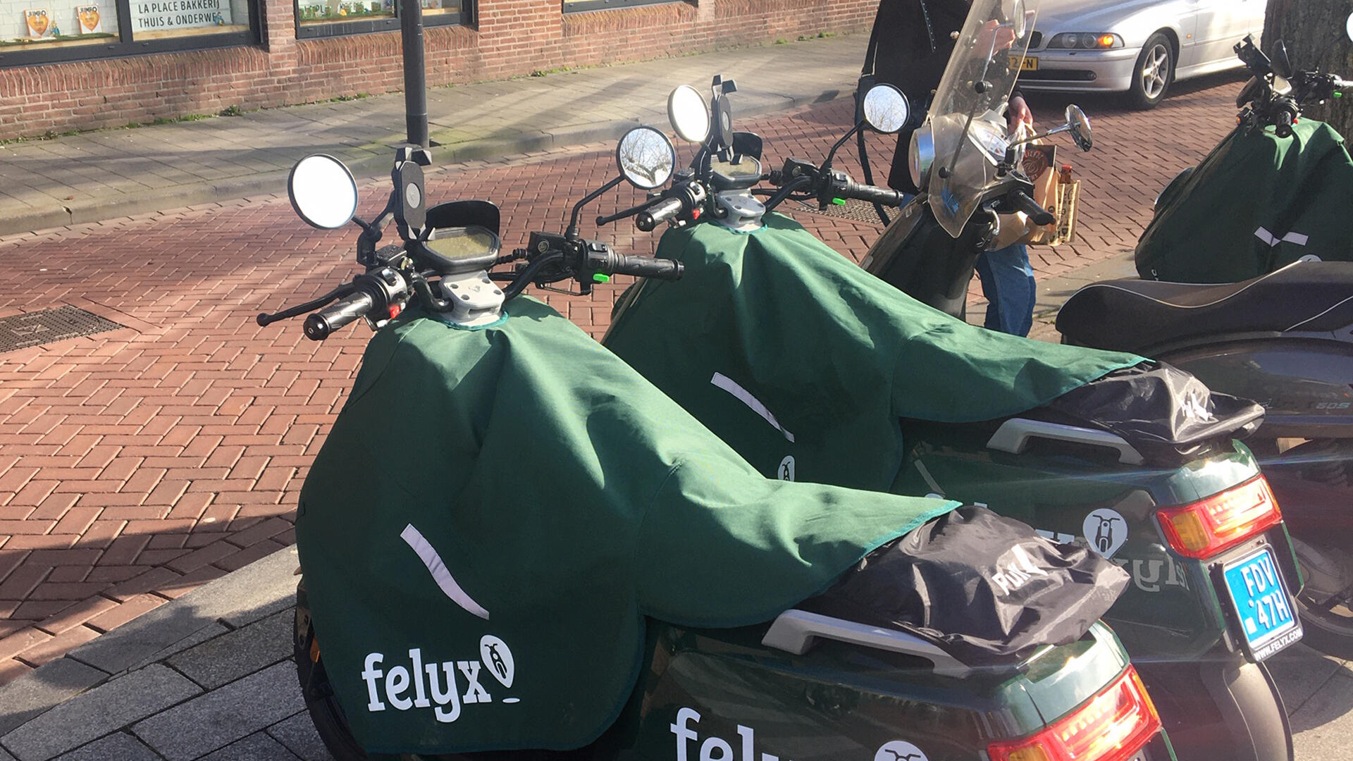 twee elektrische deelscootersvan Felyx op de Sint Janssingel