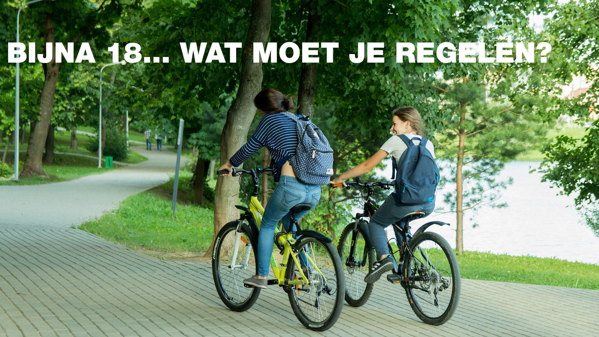 fietsende meisjes in een park