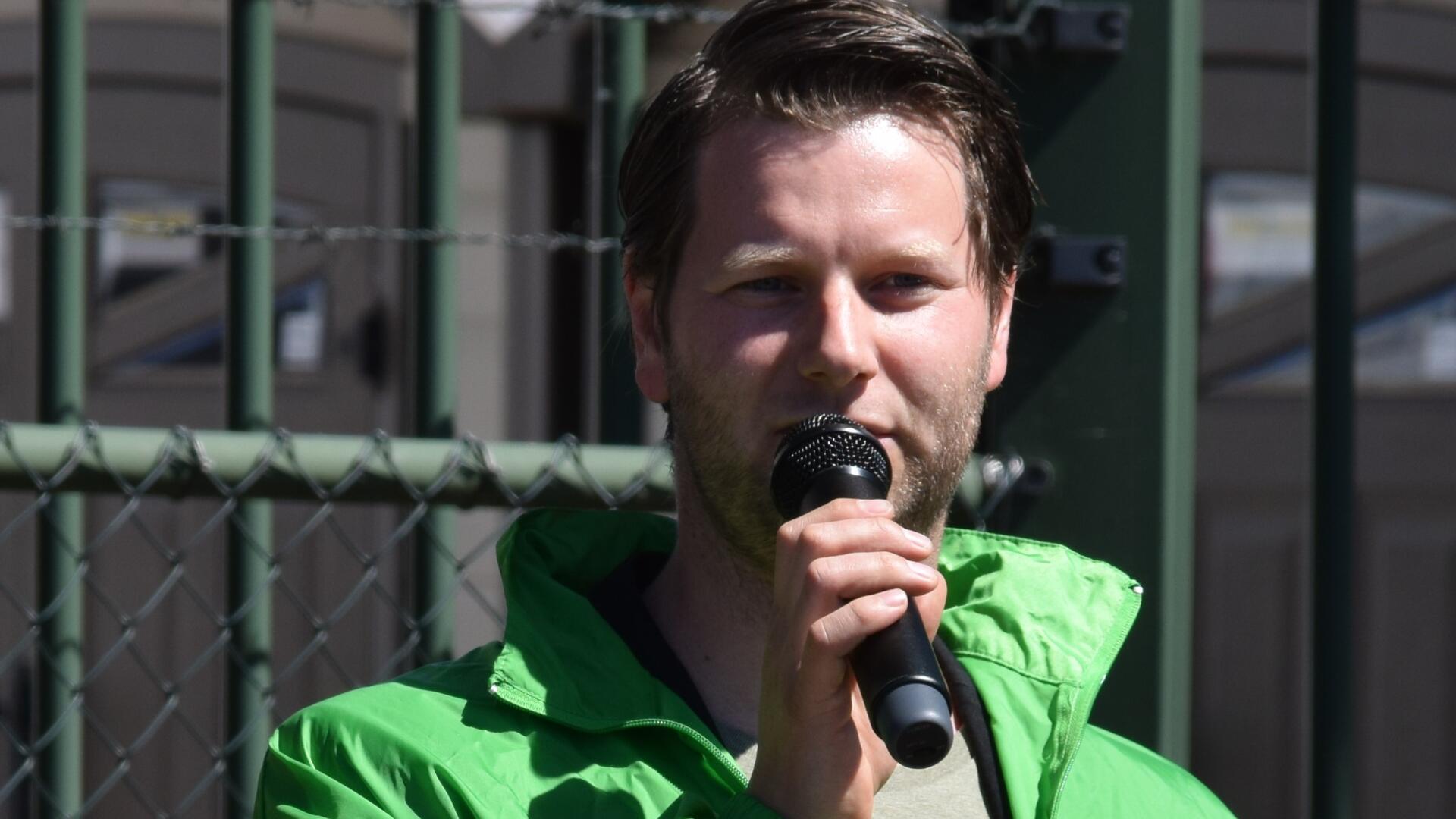 Rene Vonk spreekt op een demonstratie tegen dierproeven