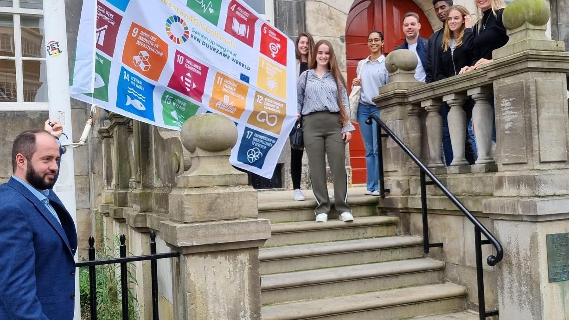 Sustainable Development Goals-vlag aan het Bossche stadhuis