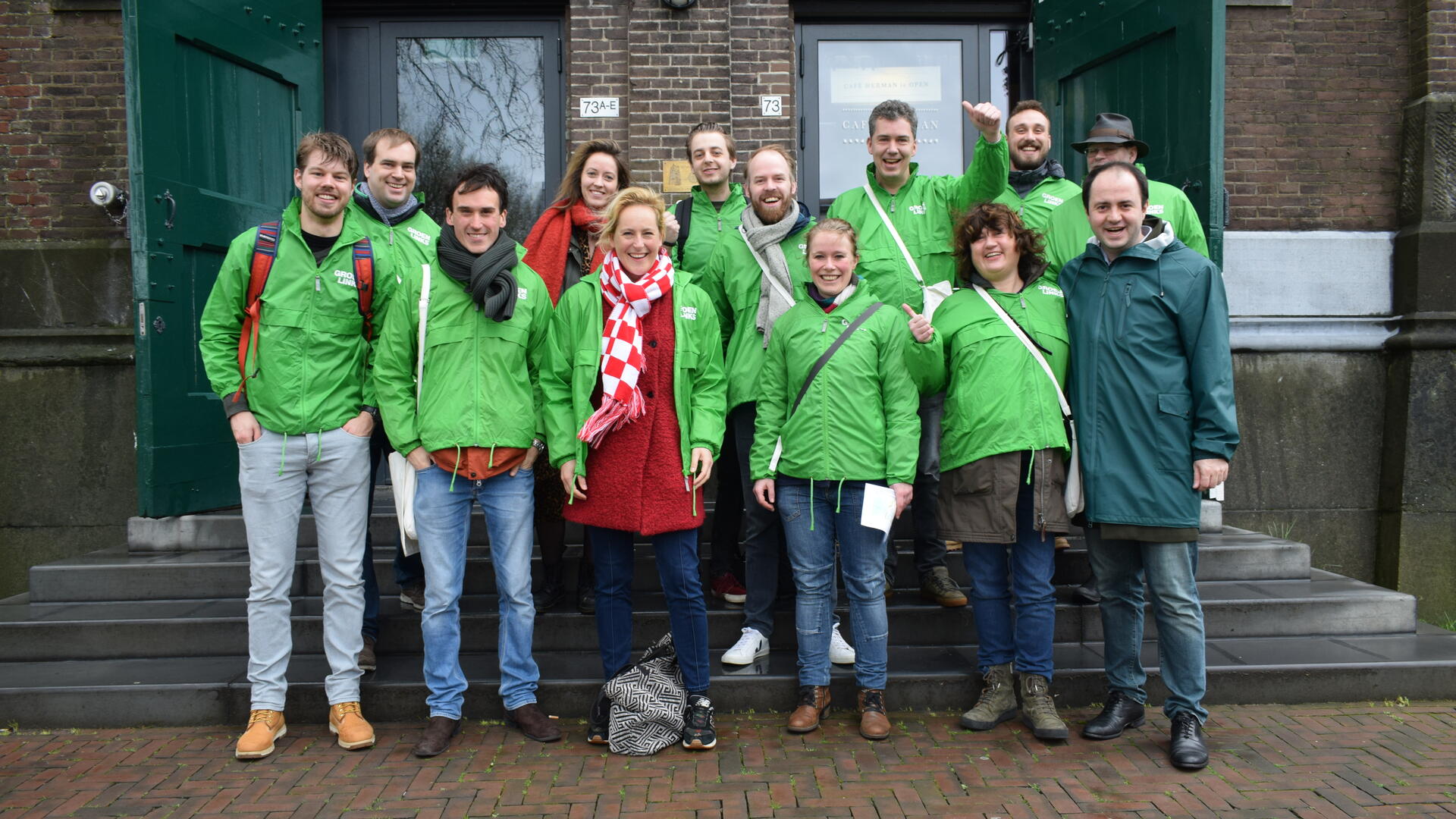 Foto van een groep GroenLinksers voor de watertoren in Den Bosch