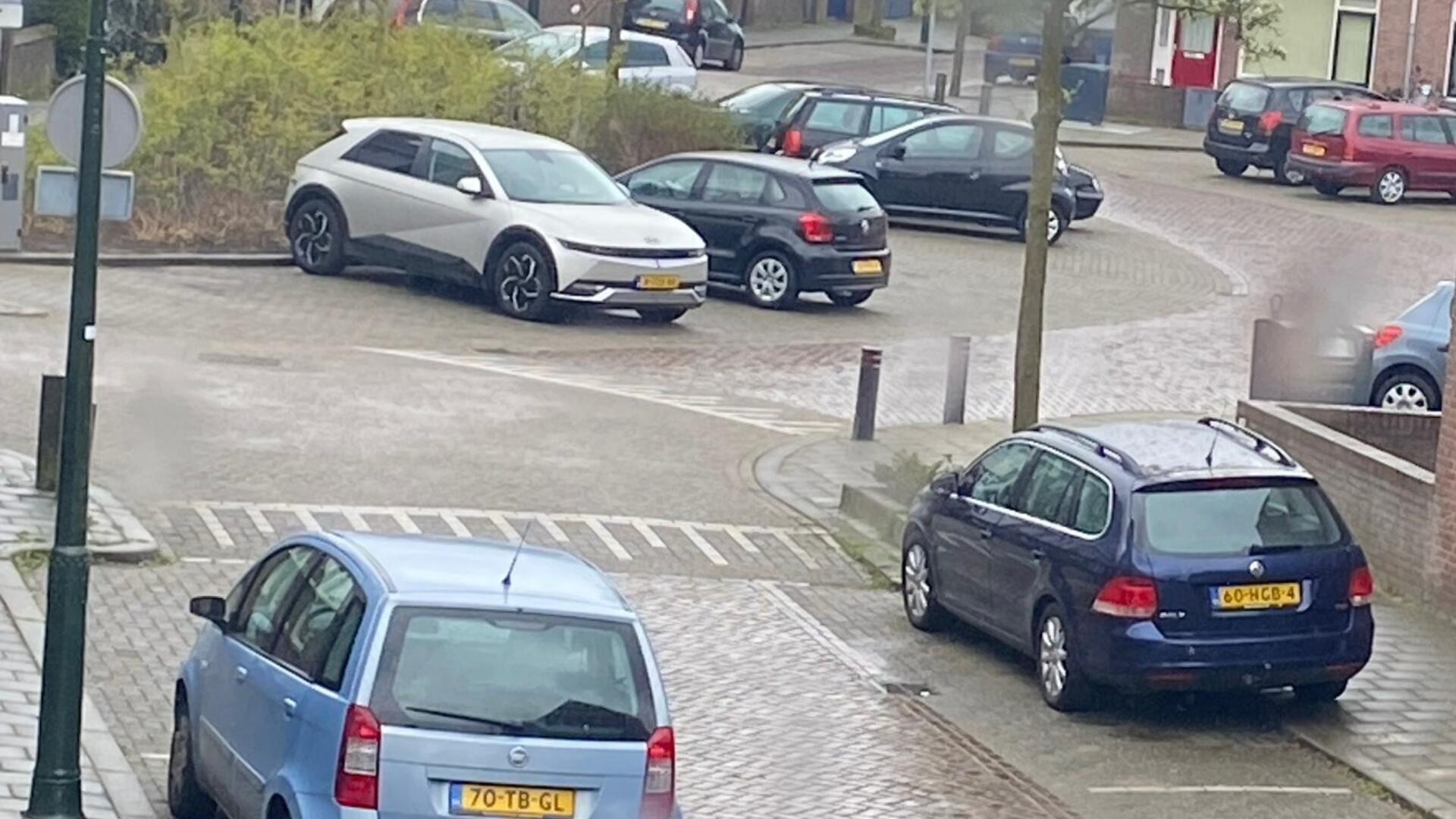 geparkeerde auto's langs de stoeprand