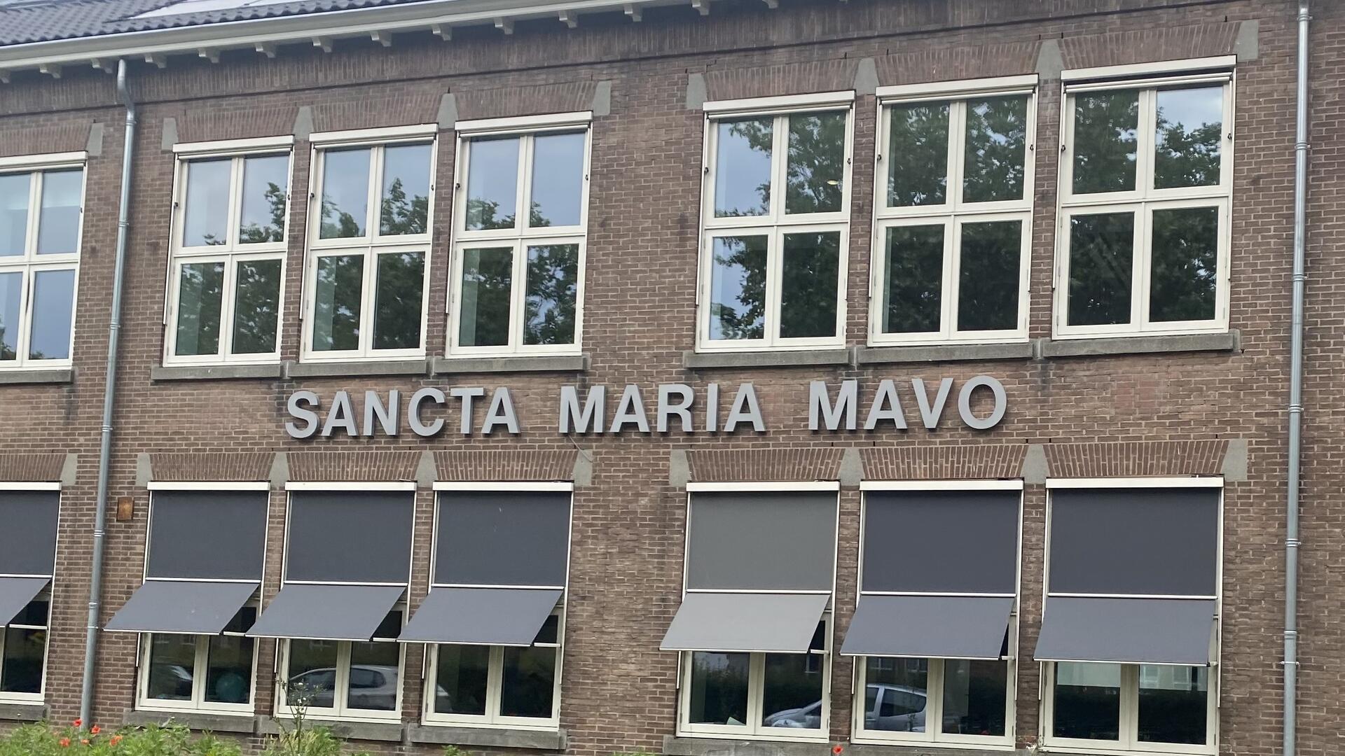 sancta maria mavo, gevel van een schoolgebouw uit de zestiger jaten, donkere zonwering, zonnepanelen op het dakonwering