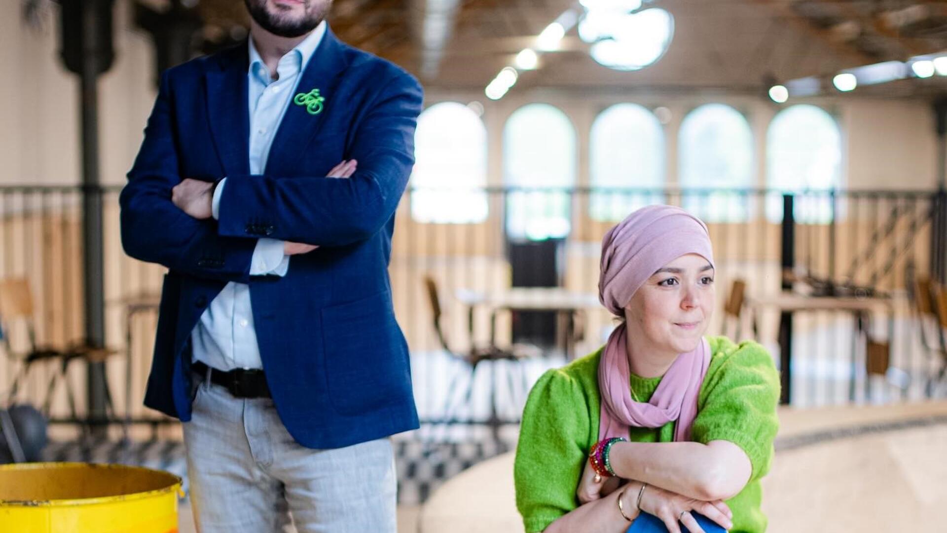 staande Ufuk Kâhya met groen fietsje op zijn rever naast zittende Esm Lahlah met skateboard