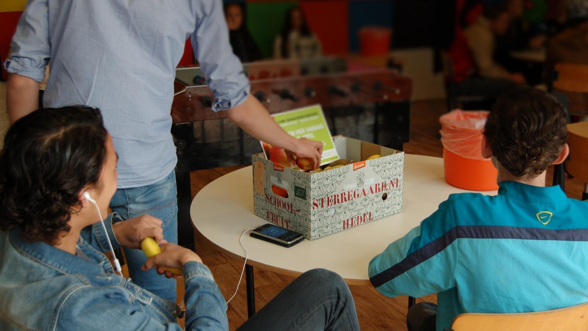 Het meegebrachte biologisch fruit is in trek 