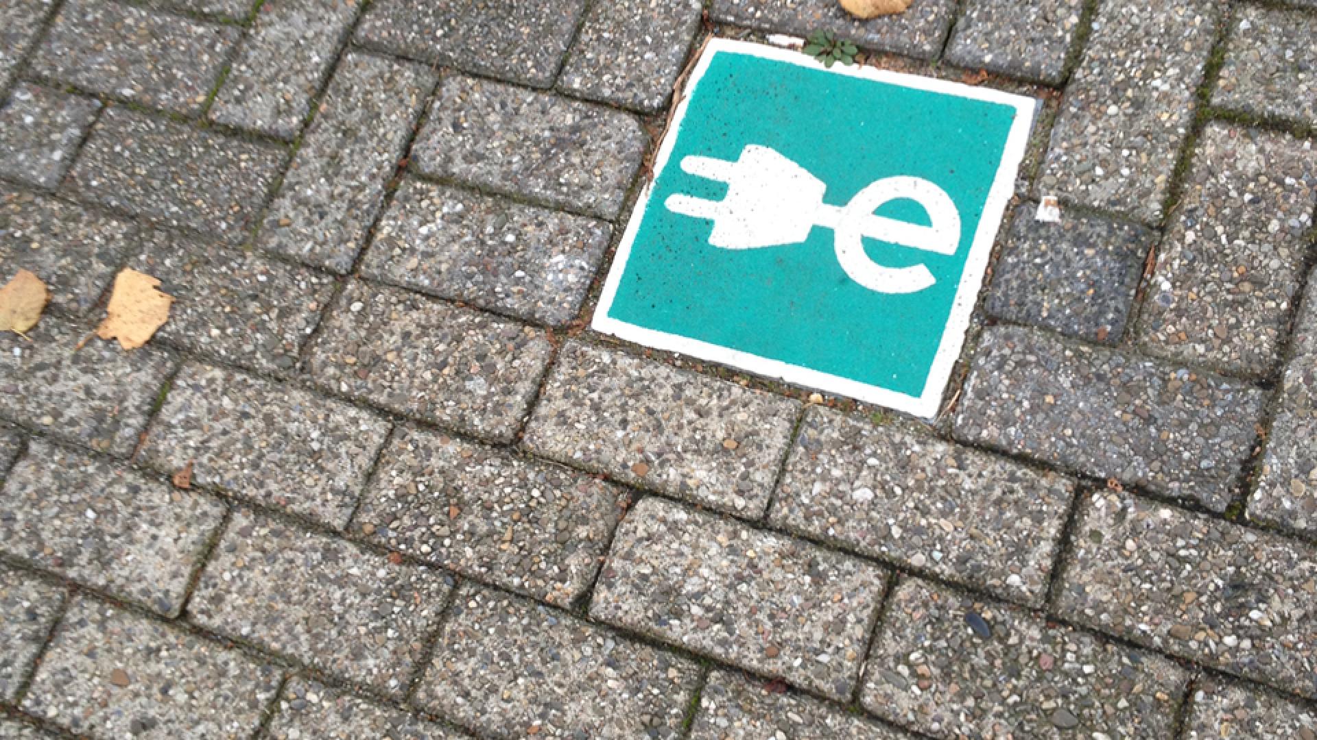 elektrisch oplaadpunt symbool op tegel eigen foto 2014.jpg