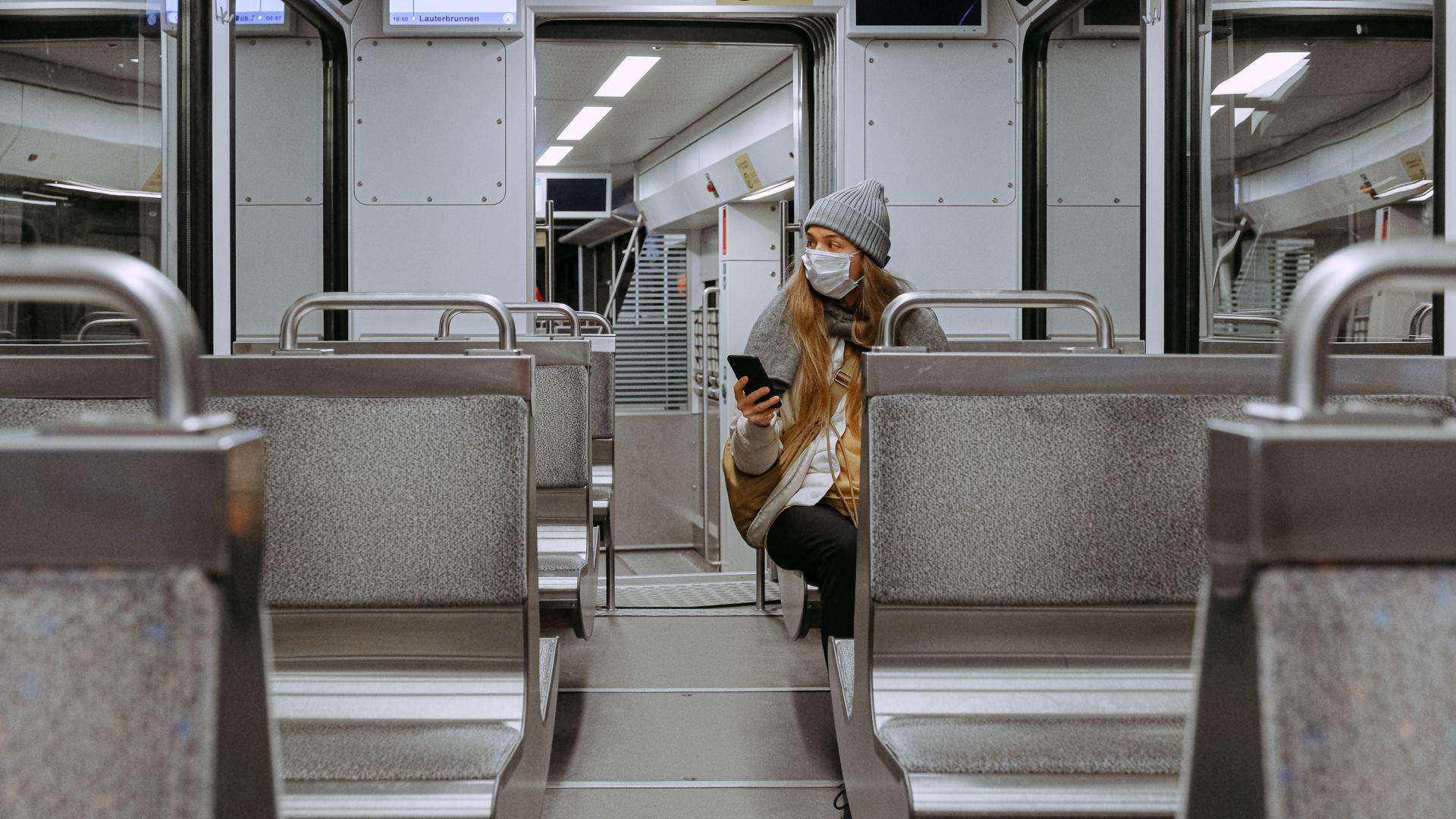 mondkapje website  woman-wearing-mask-on-train-3962264 Anna Shvets via Pexels.jpg