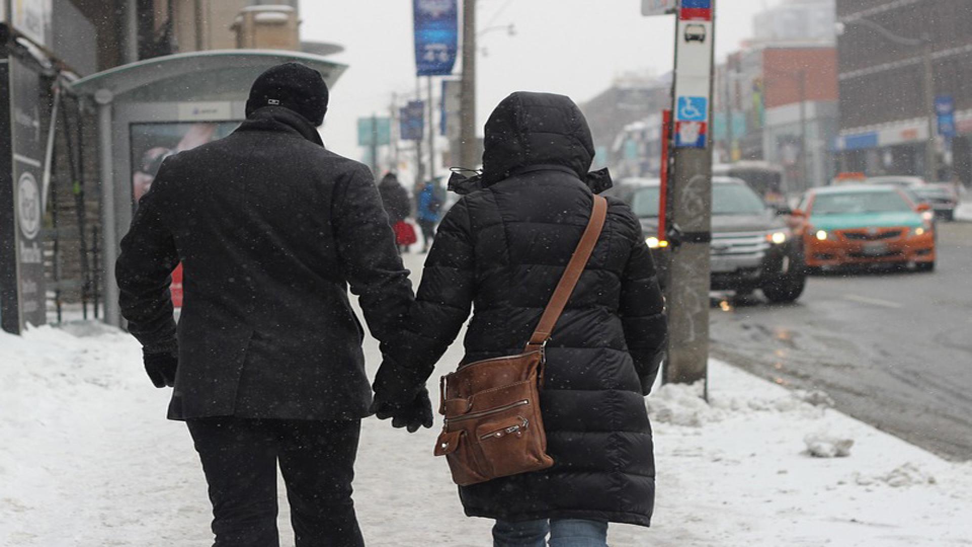 people-walking in the snow 352218_960_720 stockphoto pixabay december 2016.jpg