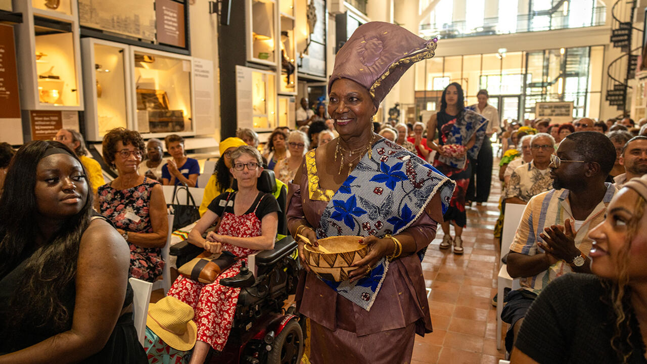 Afrikaanse vrouw bij Keti Koti ritueel